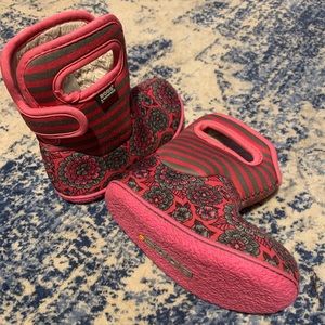 Toddler size 7 BOGS